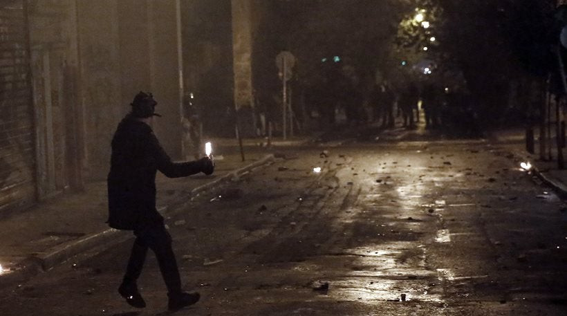 Δεν άφησαν τίποτα όρθιο σε Εξάρχεια, Θεσσαλονίκη και Πάτρα μετά τις πορείες για το Πολυτεχνείο